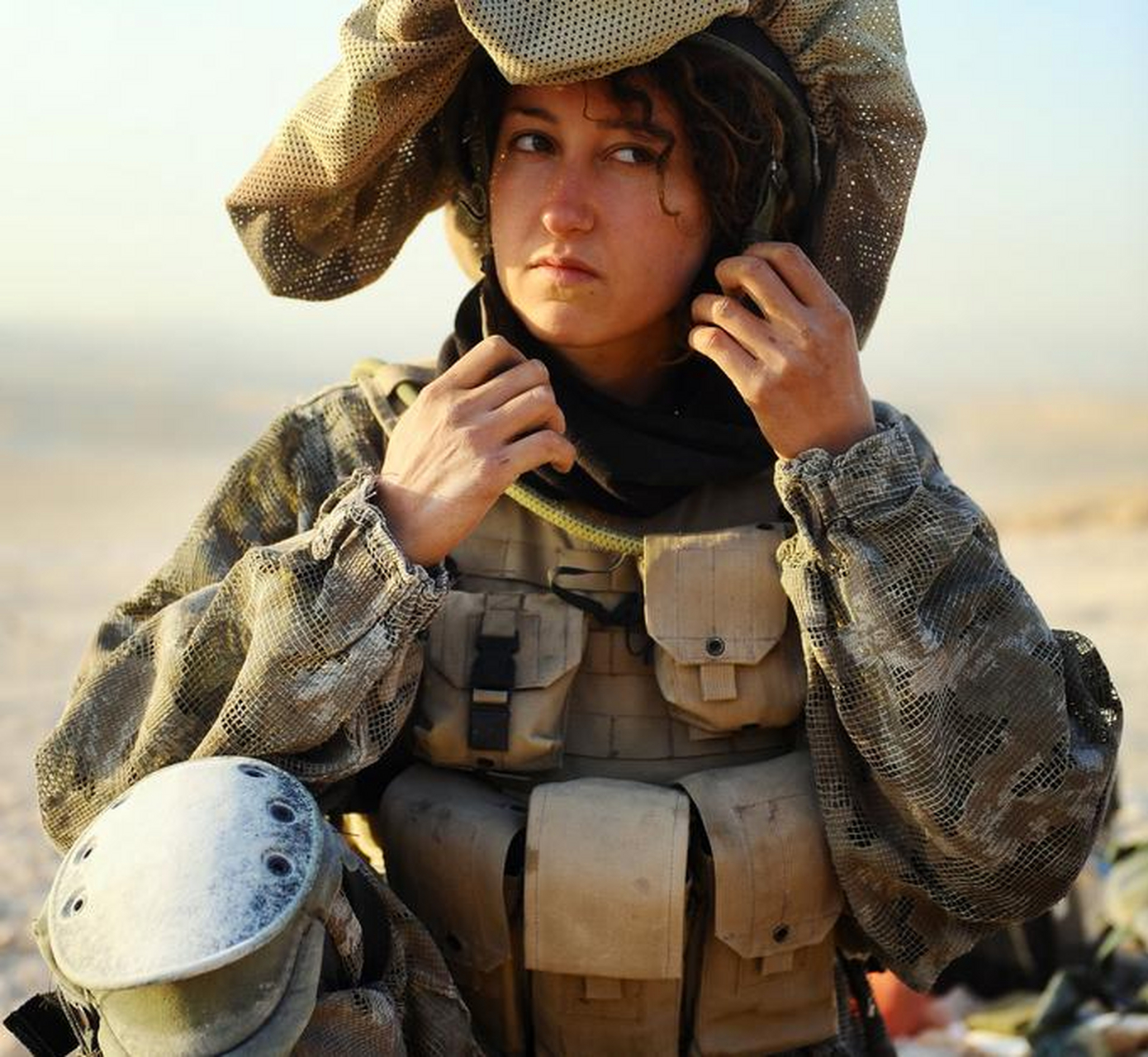 这个以色列女兵,看着像不像村姑?文文静静的,微微一笑很迷人.