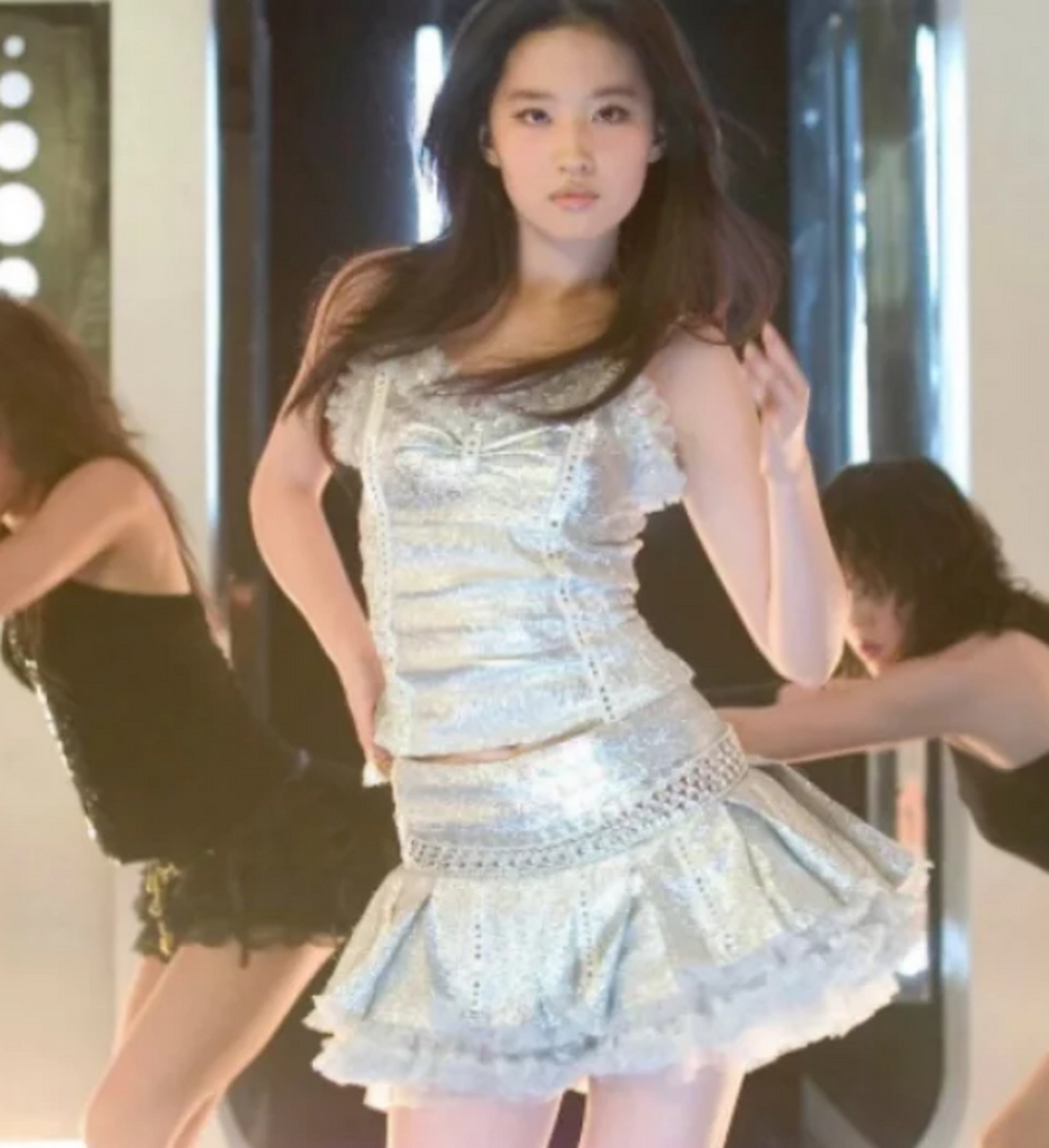 刘亦菲早期超短裙热舞照流出,电臀堪比李玟,太令人心动