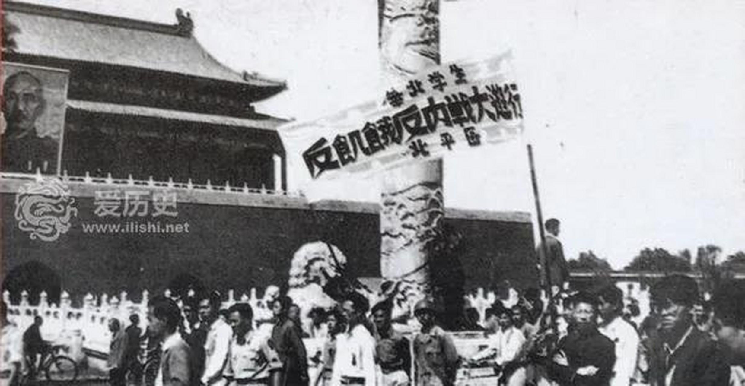 蒋介&石画像第一次出现在天安门城楼为1945年12月3日,是他在1944年身