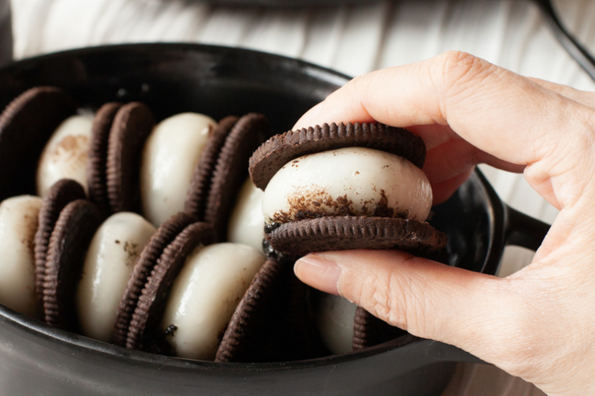 解锁汤圆新吃法:奥利奥汤圆 这道奥利奥饼干夹芝麻汤圆,口感相当令人