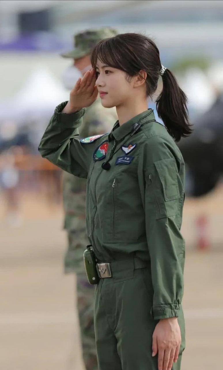 最美陆军航空女兵,这才是我们应该追的明星~[开心]