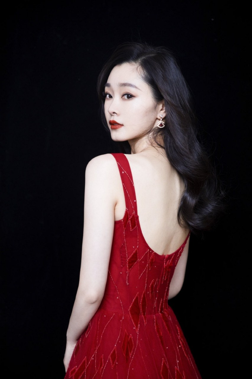 宋轶这身露背红裙太勾人了吧