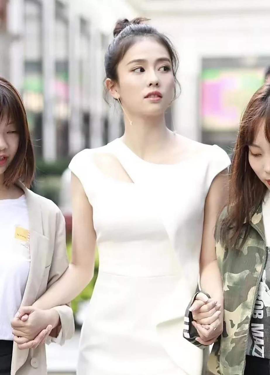 路人镜头下的白鹿美到爆啊,颜值高,身材好,皮肤更是白到发光,女神范儿
