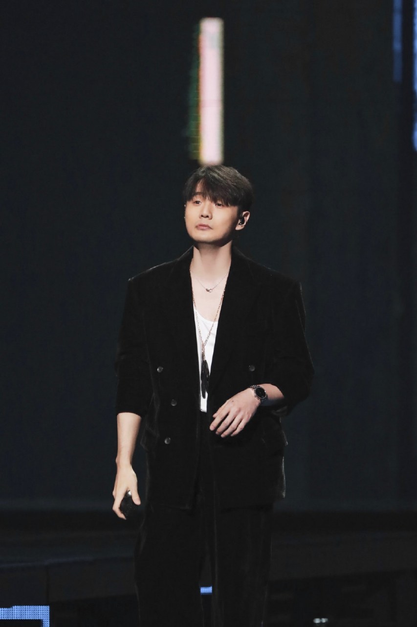 网友发现,李荣浩提词器的字,比别人大一倍.#贵圈八卦我最懂