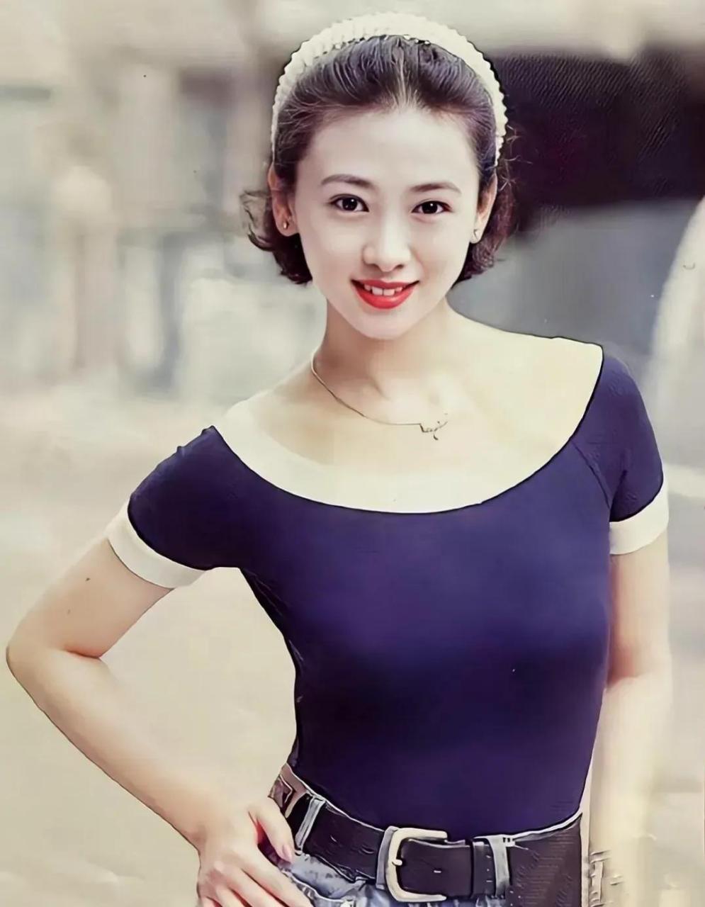 翁虹年轻时期的相片展现出她的美貌.