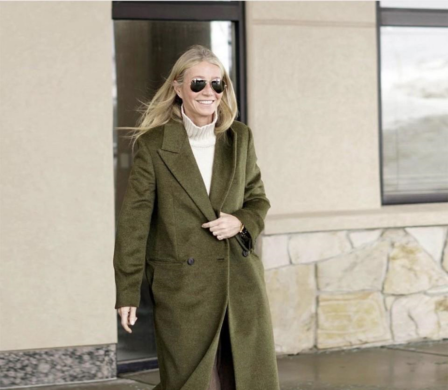 奥斯卡影后把庭审变成时尚秀场,格温妮斯·帕特洛穿衣大气得体受好评