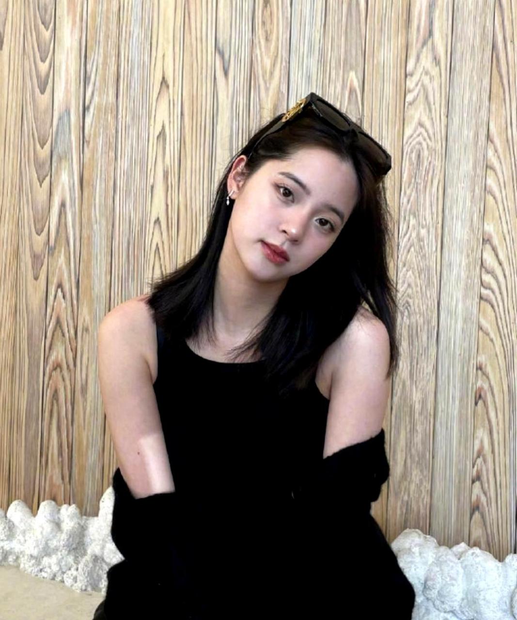 欧阳娜娜穿着全黑look外出拍照,看起来像小孩子装成大人,她更适合展现