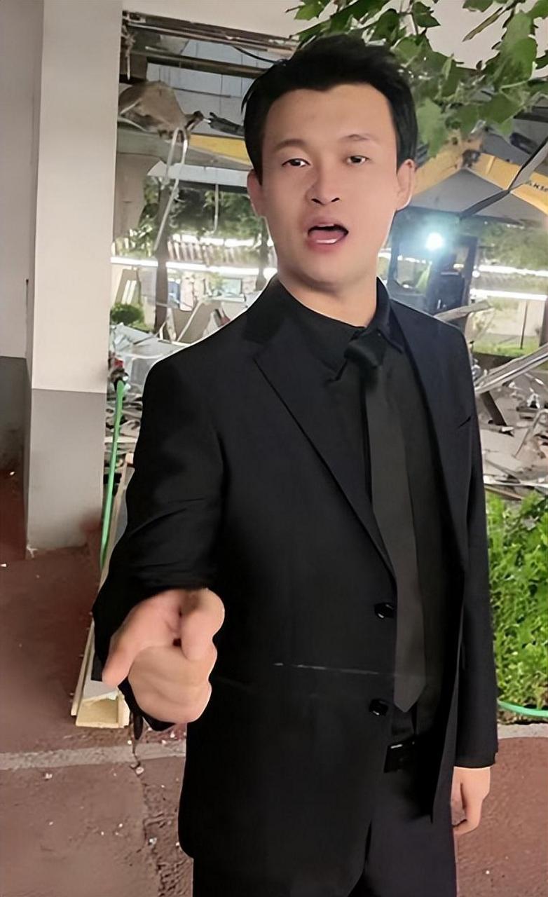 在早些年的时候小沈龙作为小沈阳的模仿者,吃着其热度的红利,后来