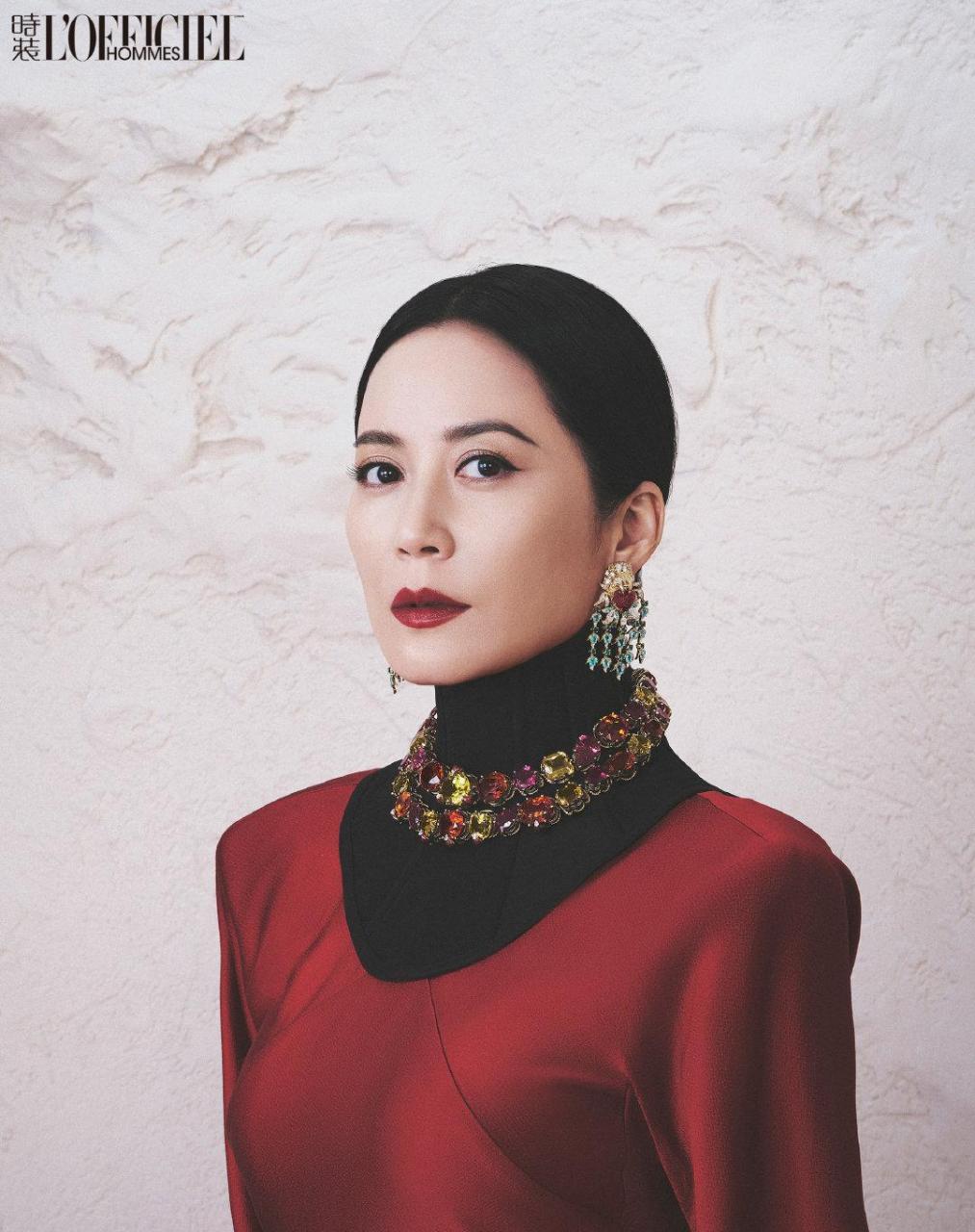 俞飞鸿登上十一月时装男士封面,黑发红唇,配上黑白红三种颜色,体现了