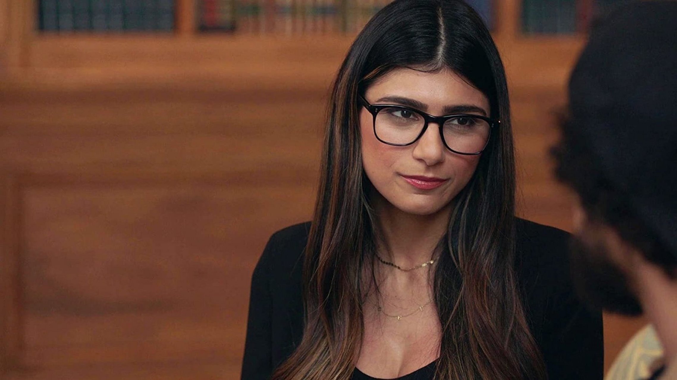 黎巴嫩裔英国成人片女星mia khalifa,因为公开支持哈马斯,被全球最大