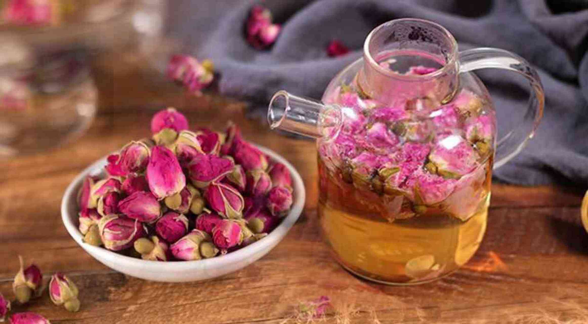 玫瑰花茶的作用: 1,疏肝解郁 玫瑰花茶性温,入肝经,具有疏肝解郁的