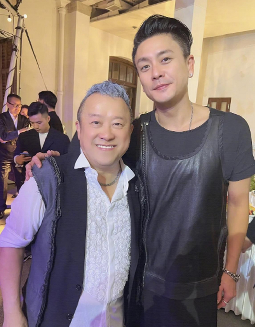 黄宗泽分享和曾志伟合照两个人都神采奕奕