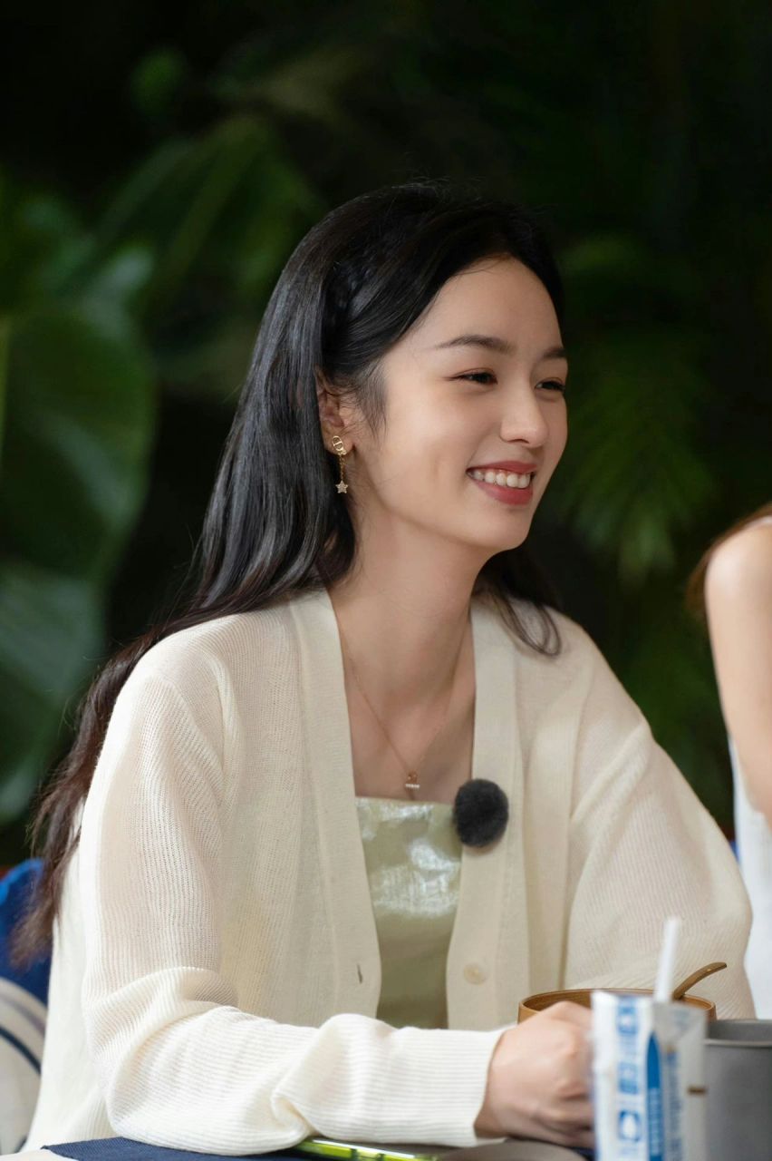 周也《现在就出发》穿搭来啦～ 周也《现在就出发》穿搭3则 每一套都