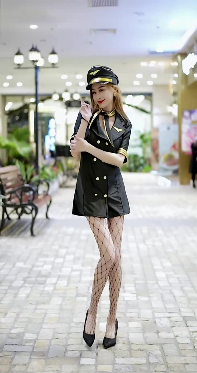 这就是极品身材,搭配上黑色渔网袜,简直回味无穷!