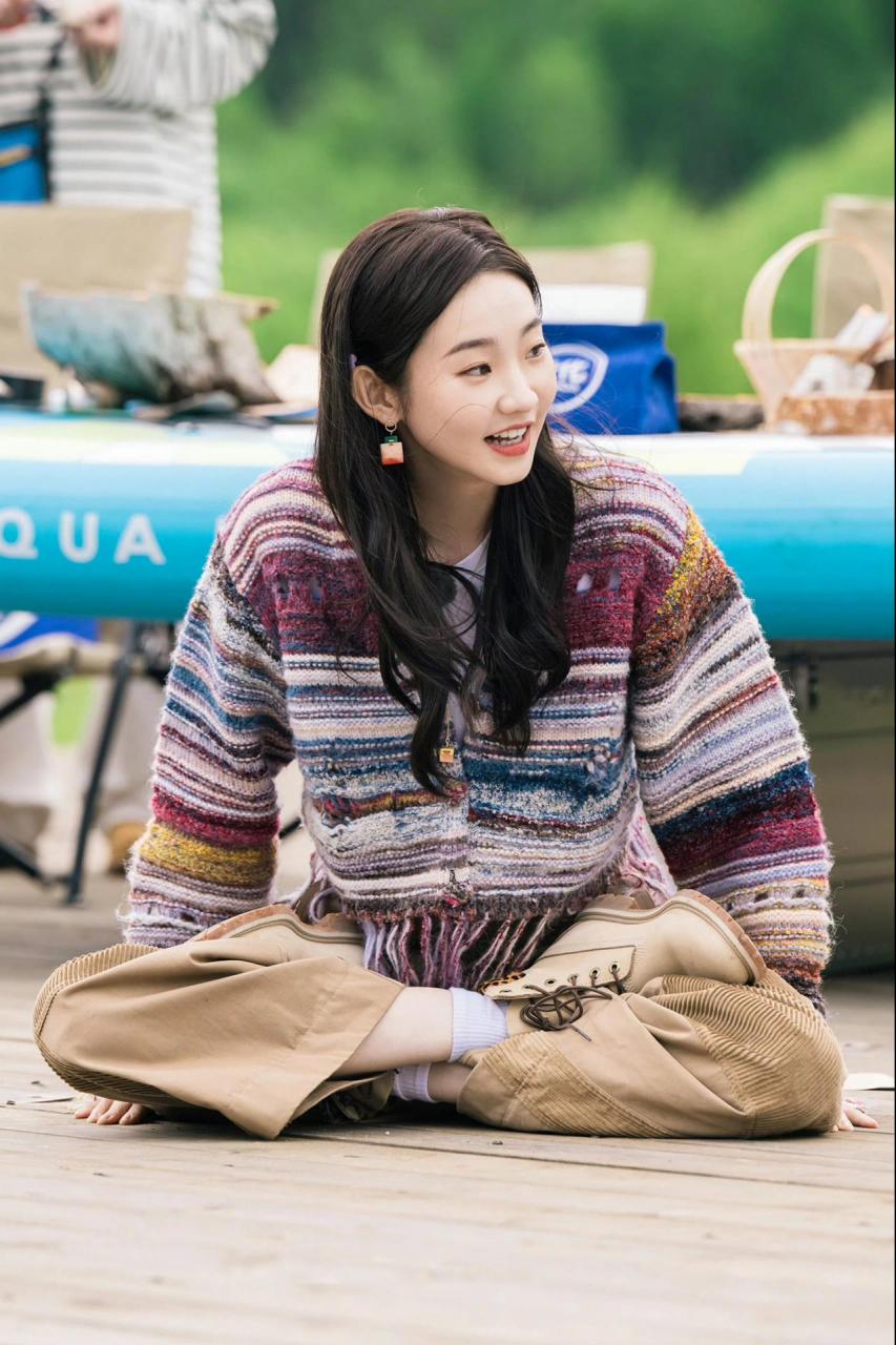 张艺凡这身好舒服初秋美拉德风get 张艺凡《现在就出发》穿搭 复古