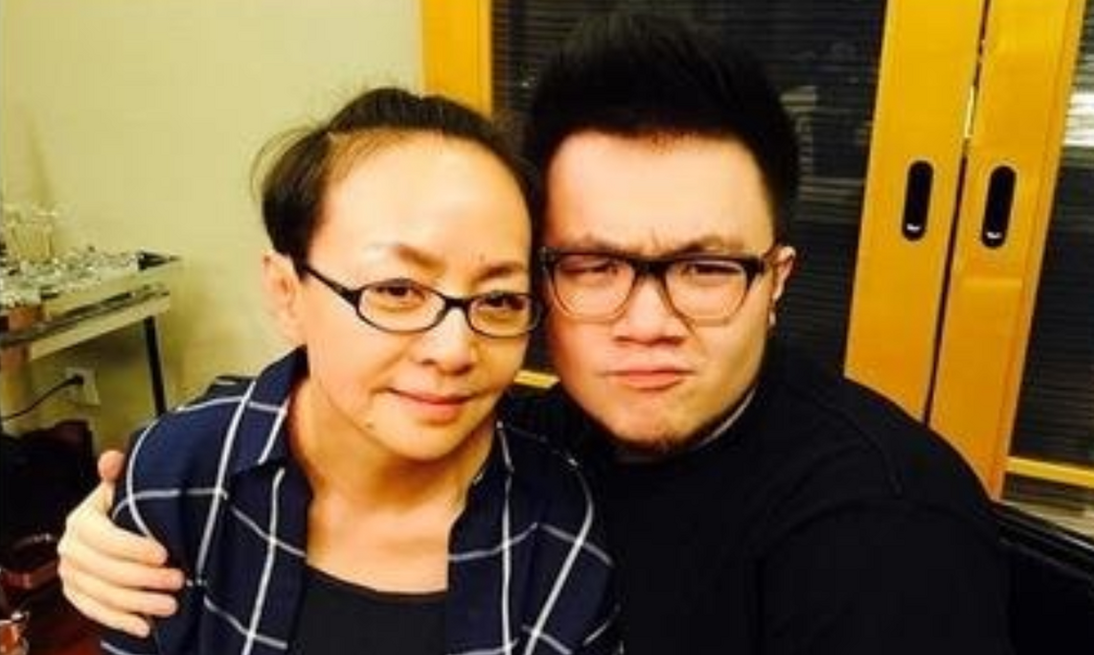退休的宋丹丹住在钓鱼台7号院的豪宅,每平30w,儿子一家四口住在附近