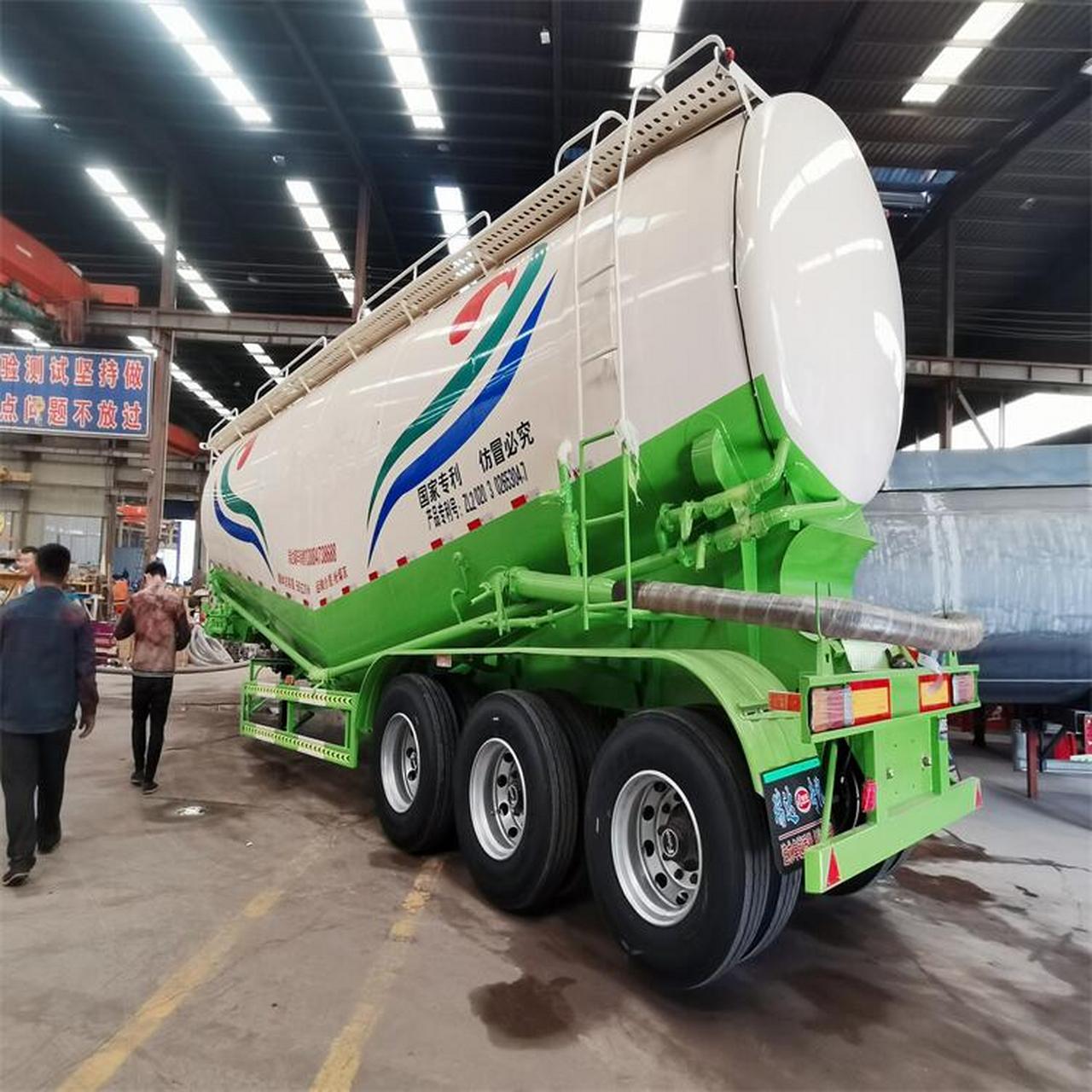 55立方散装水泥罐车制造商 在我国散装水泥罐运输车几乎都是卧罐,立式