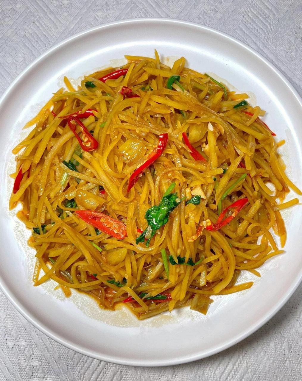 今天的菜是泰椒土豆丝 ——— 99食材:土豆,泡椒,小米椒,蒜,葱,香菜