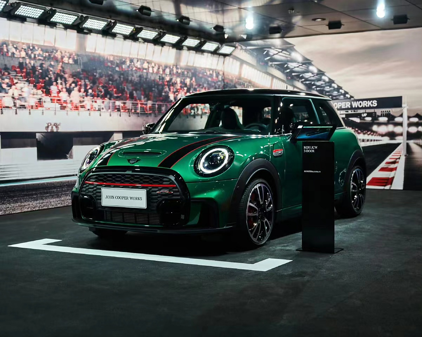 不到24小时,一只冰淇淋就引发了宝马mini两次道歉.  仅仅一只冰淇淋就