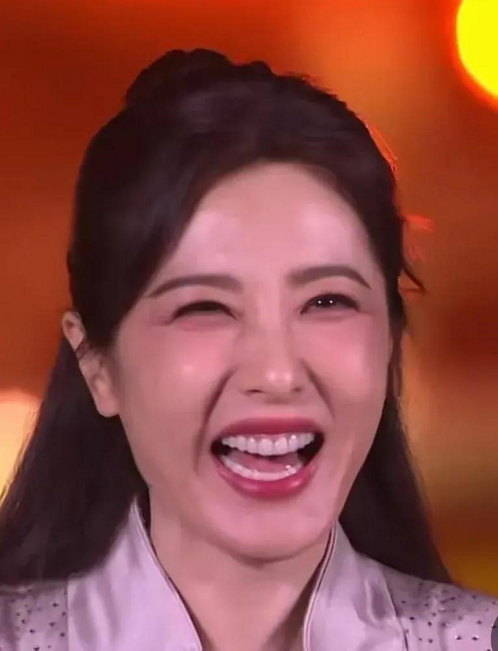 曾黎这样大笑都没有皱纹,脸也没崩,说明曾黎"200年一遇的美女"的美誉