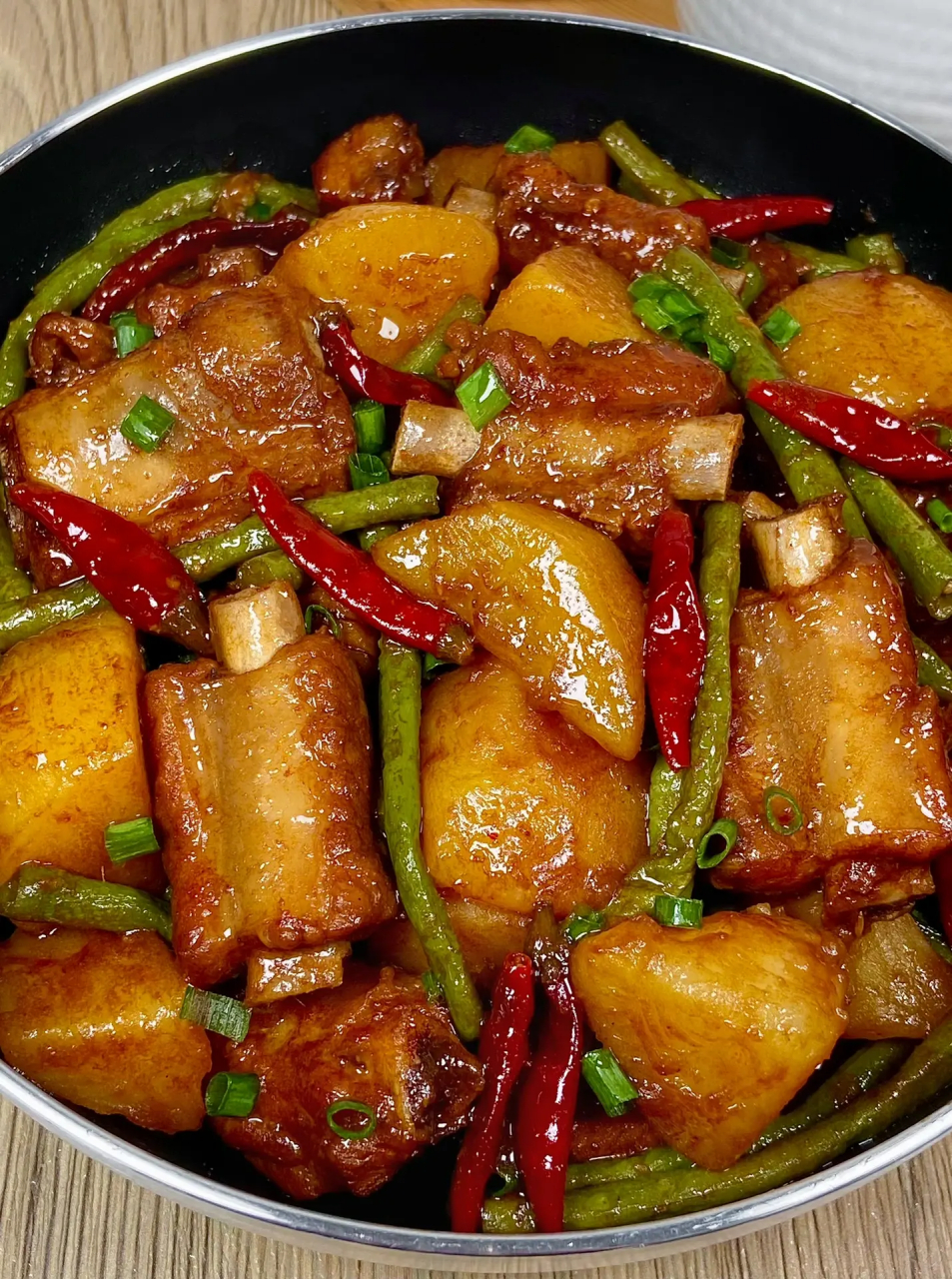 婷总说昨天梦到自己在吃豆角炖排骨,没吃够就醒了,叫我今天马上安排