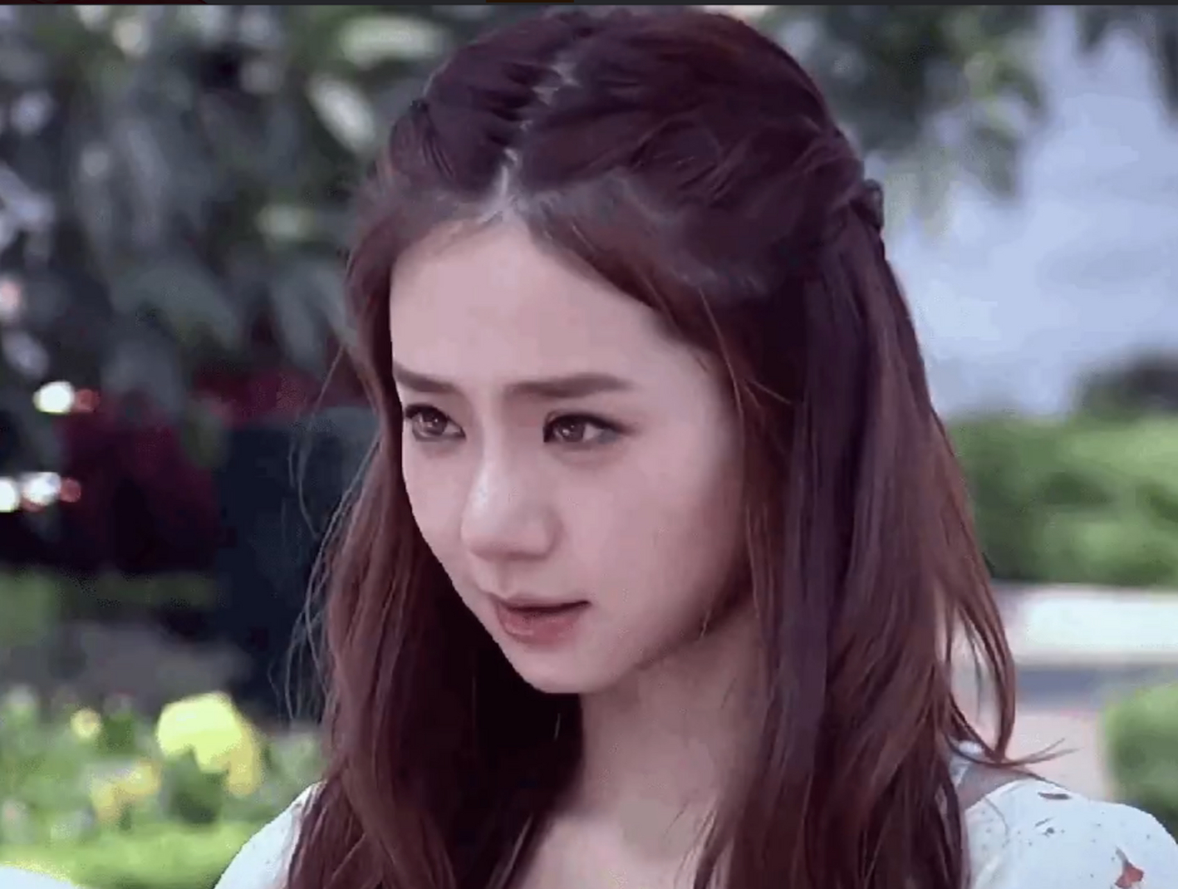 刚出道时的戚薇颜值好能打,清纯小白花却又有着不服输的眼神.