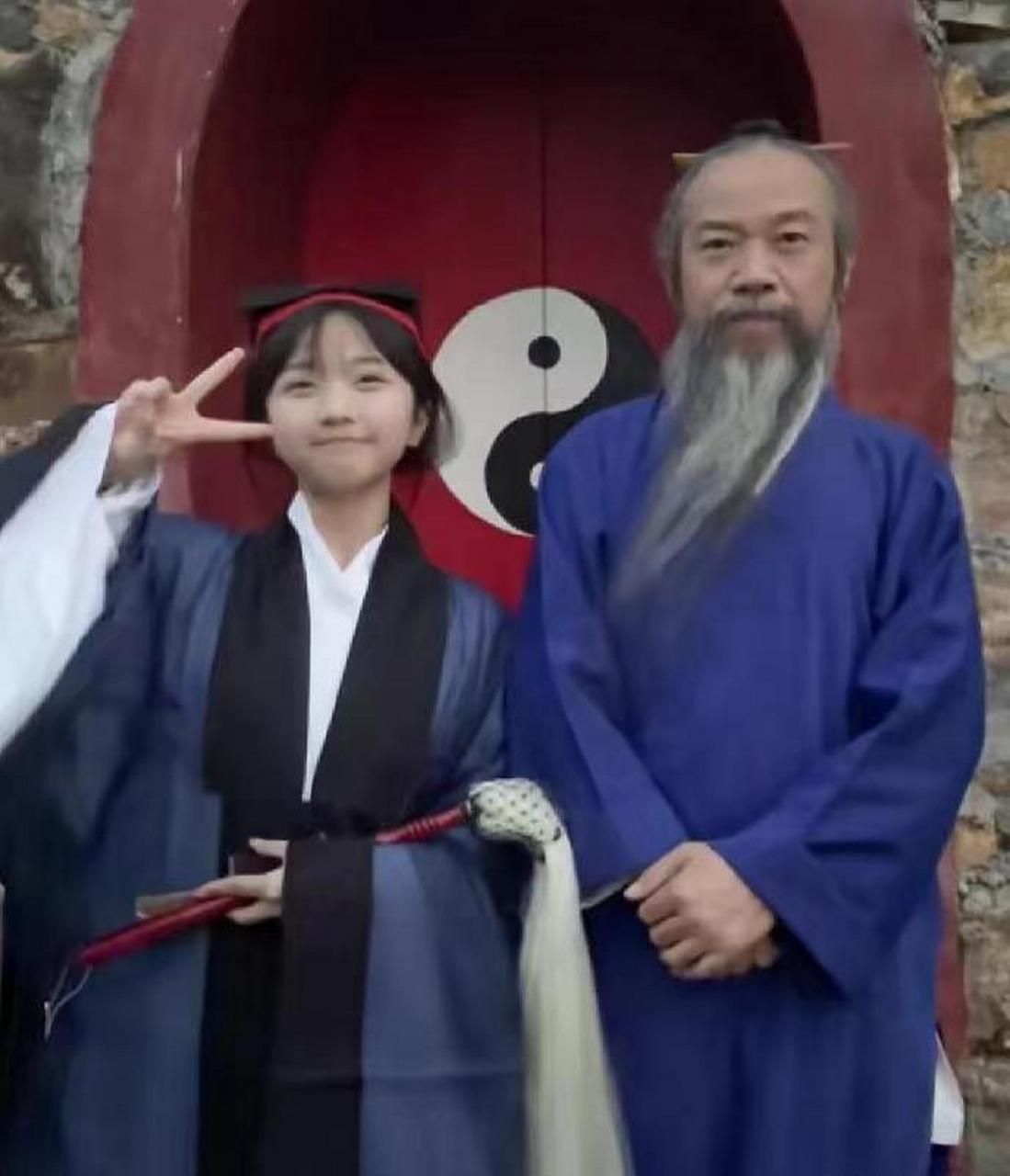 小道童活泼俏皮,老道长不苟言笑