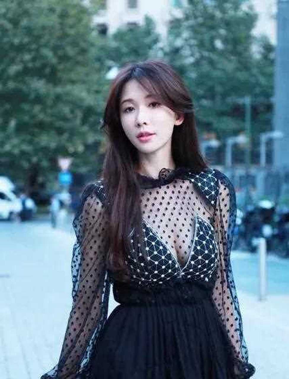 年,林志玲在拍摄广告时意外坠马,被送到医院后经过几个小时的抢救才