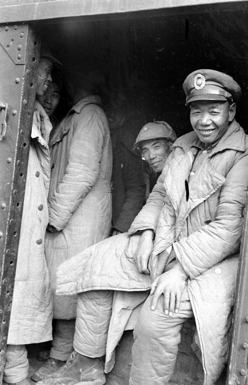 国军军服从1947年到1959年,沿用的都是中山装式立领,如下图所示!