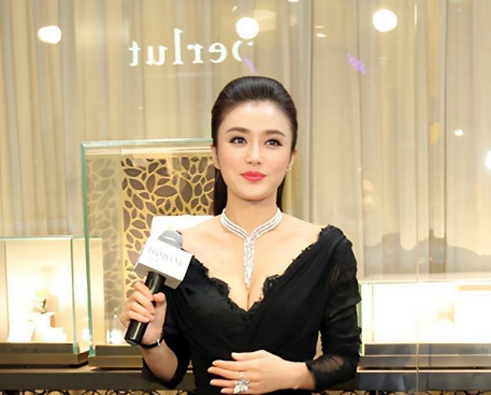 秦岚一袭黑色深v裙子出席活动,优雅大气,女人味十足