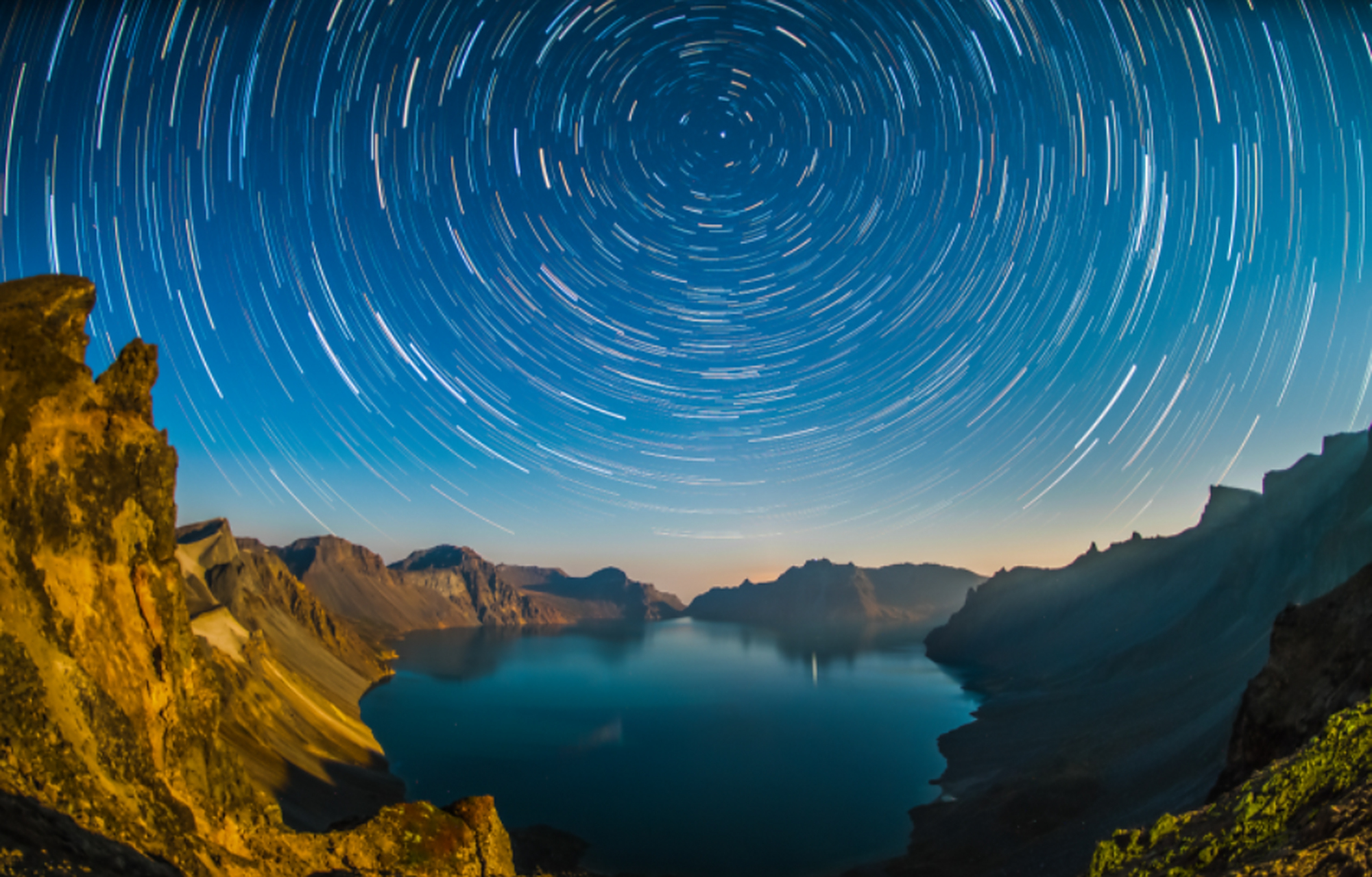 北斗星和北极星之间的关系是由于它们在天空中的位置和运动.