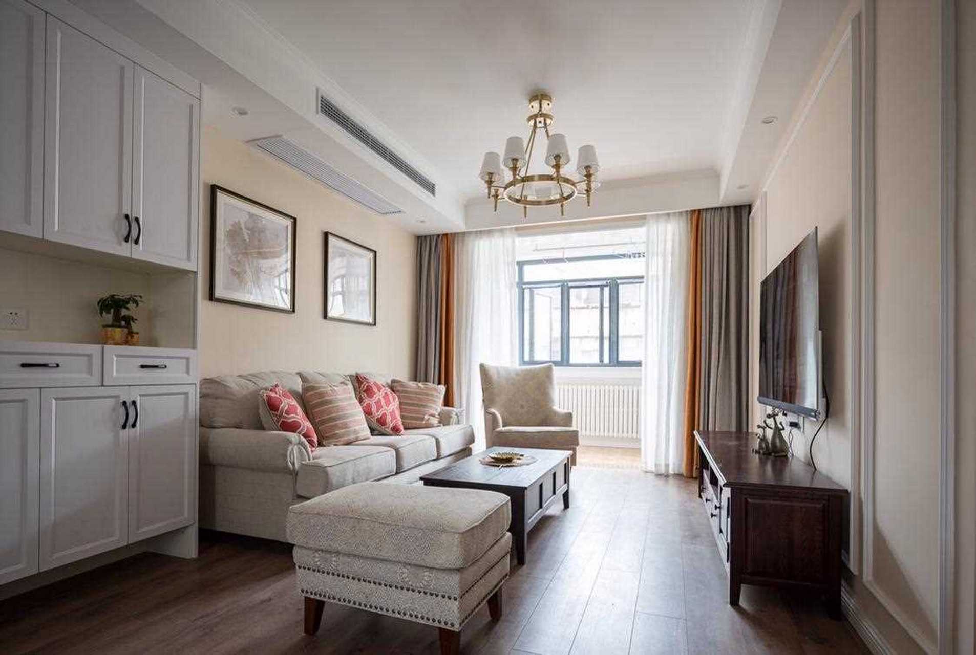 客厅墙面统一刷上奶咖色墙漆,加以白色石膏线条修饰,简单又耐看.