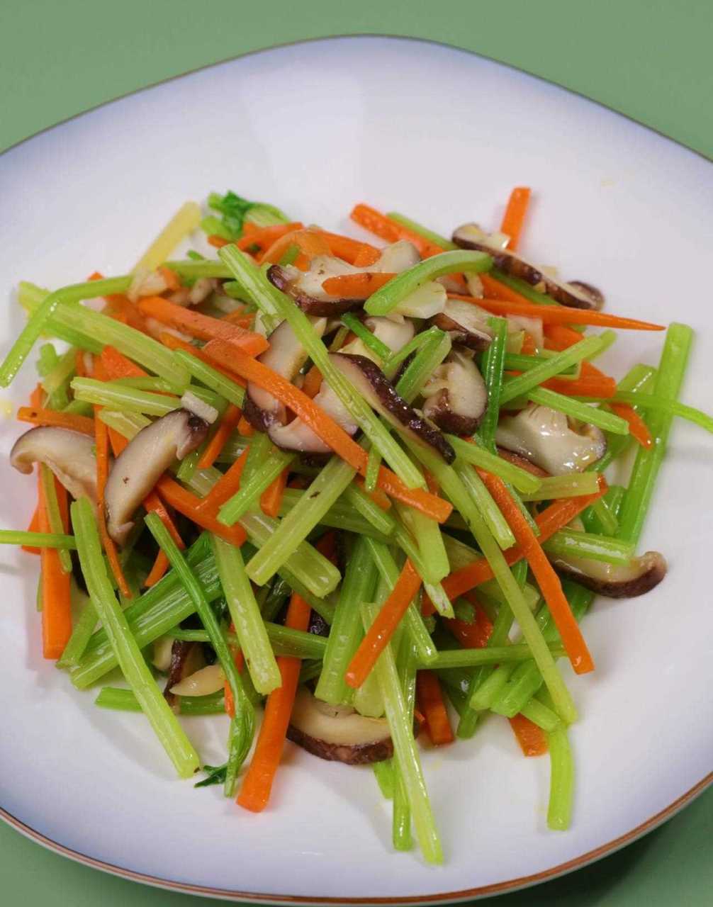 香菇炒芹菜,家常小炒,清爽有营养 芹菜和香菇,都是有独特香味的蔬菜.