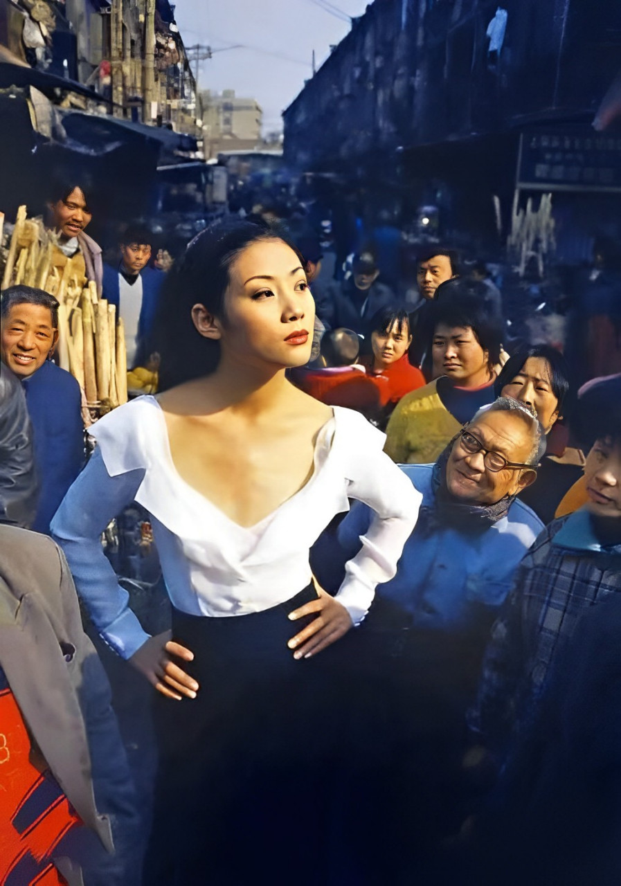 这是90年代,一名美女模特的街拍留影.