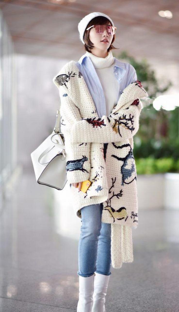 景甜机场街拍图身穿紧身牛仔裤踩白色皮短靴时尚风情