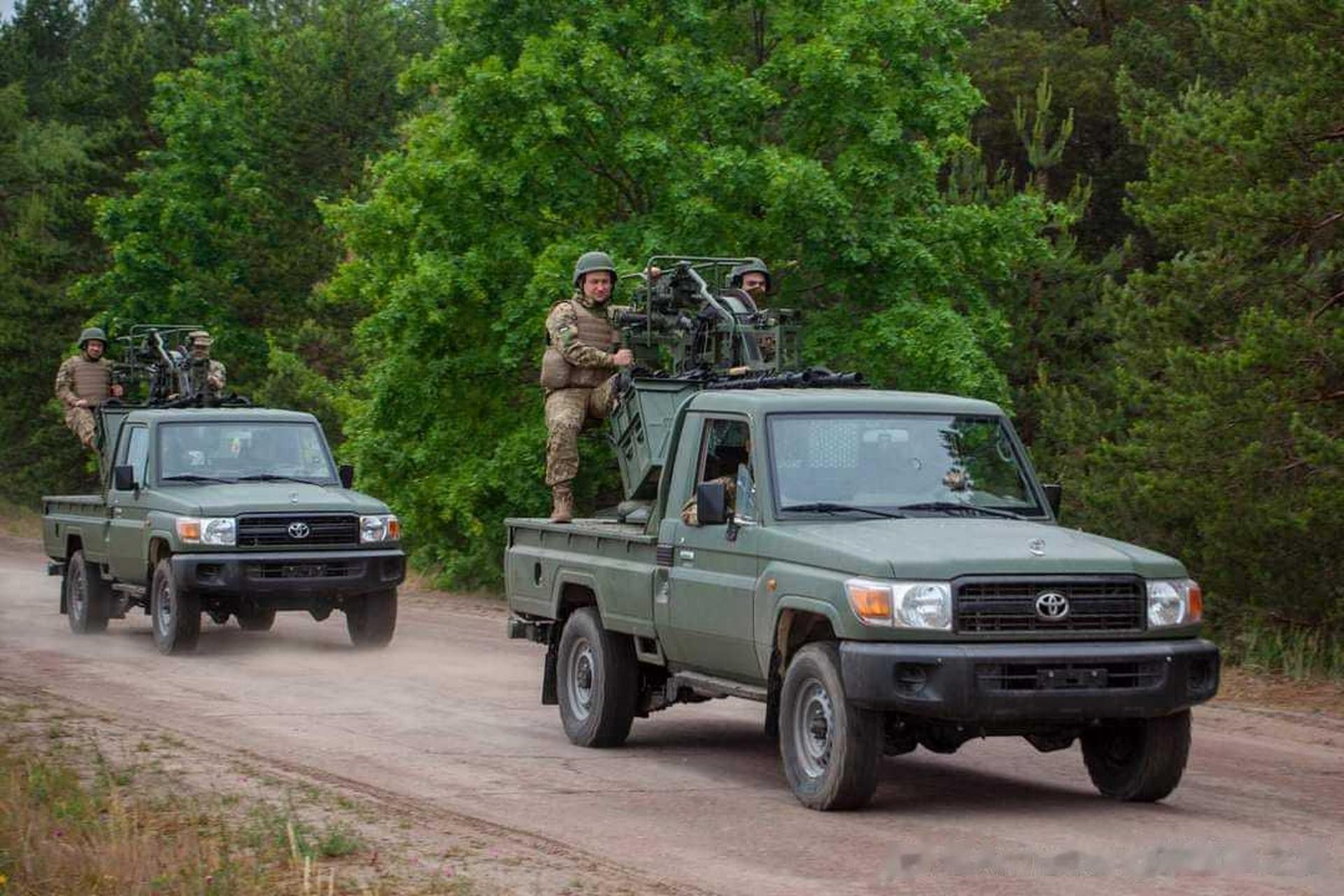 乌军的武装丰田皮卡,底盘是陆巡70,武器是14.