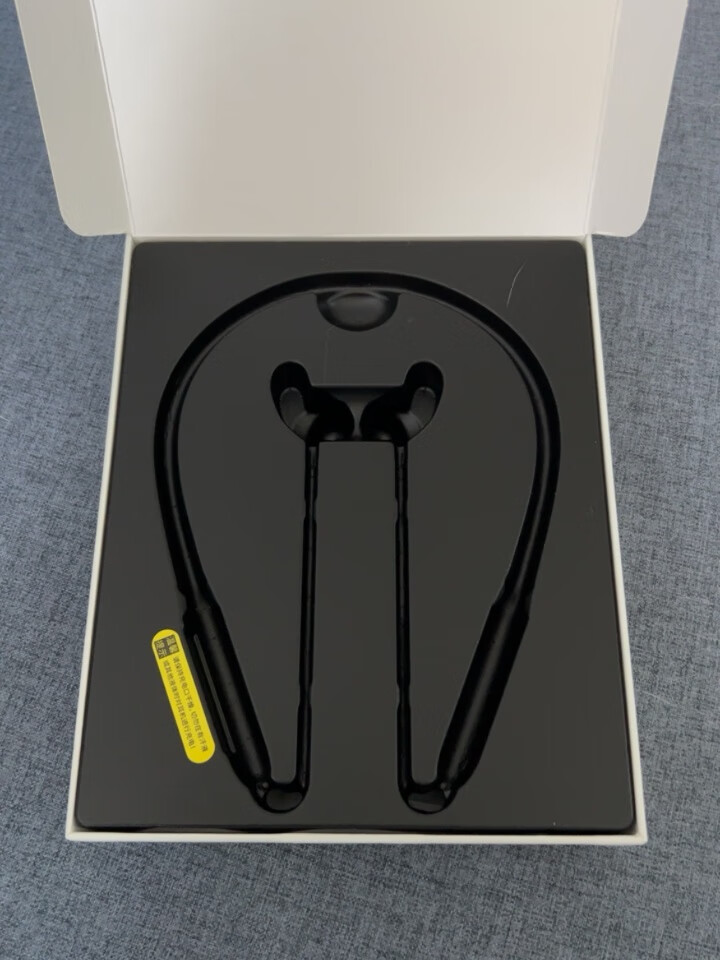 漫步者(edifier)w200bt free 颈挂式无线运动蓝牙耳机是一款非常值得