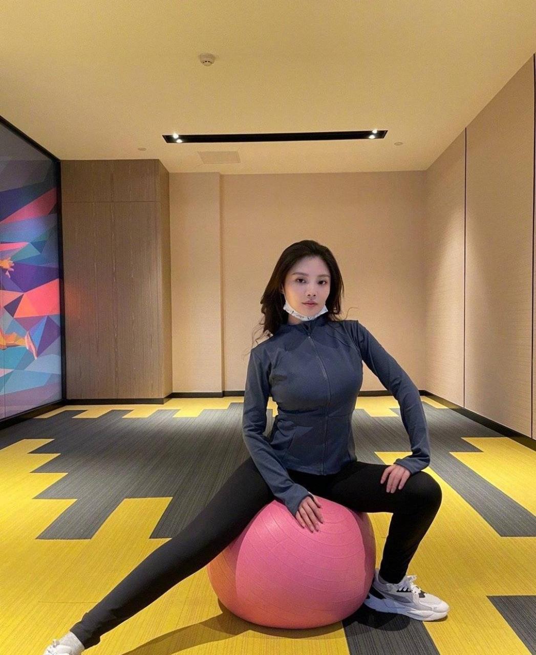 徐冬冬久违晒健身照 穿紧身衣下腰大秀傲人曲线