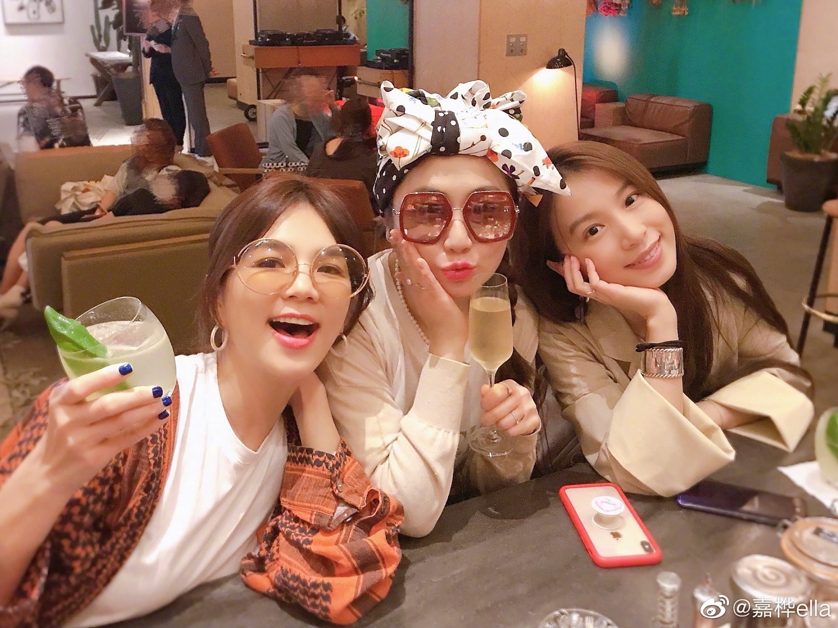 【she三人发文庆祝出道20周年】11日,ella,selina,hebe三人先后发文庆