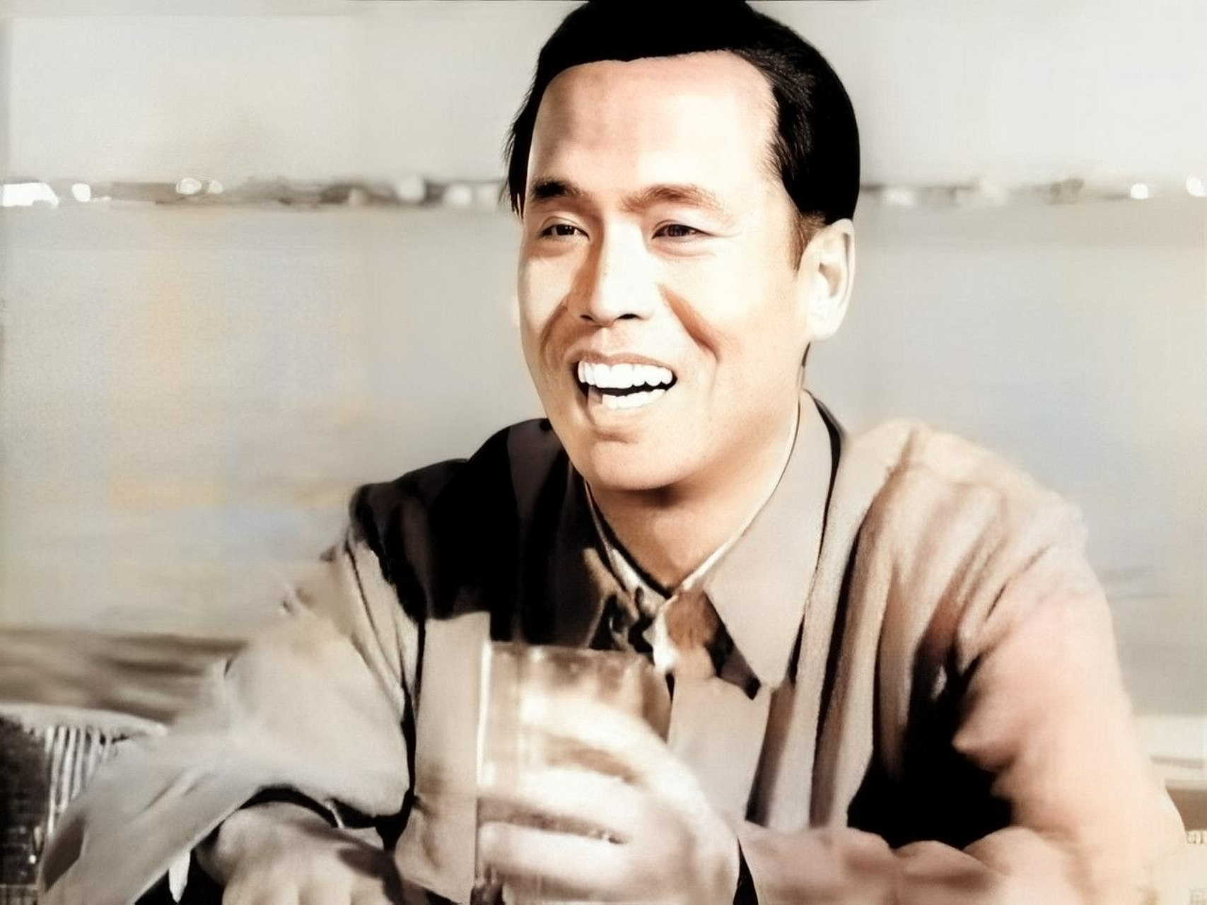 他是演员白穆,他创造了各种各样的角色,尤其是作为一个恶棍.