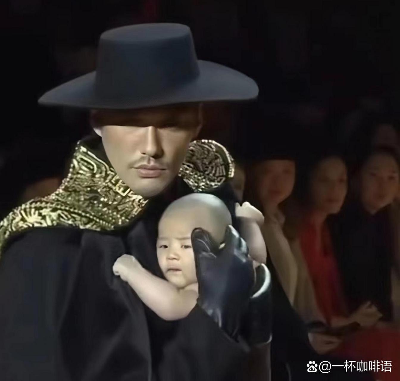 胡兵抱着婴儿走秀,尽显铁骨柔情,太暖了!