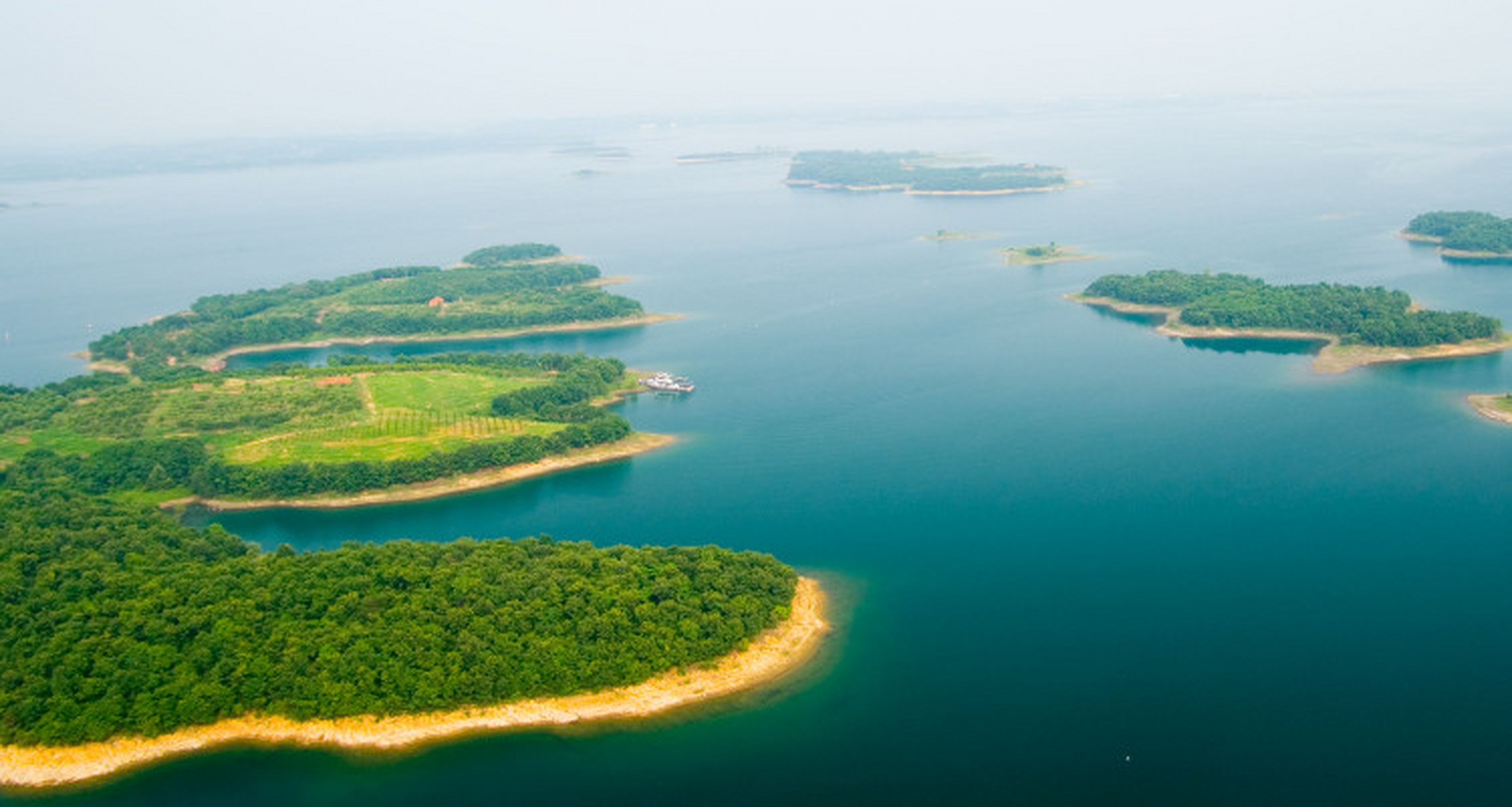 长江是中国最长的河流,全长约6400千米.