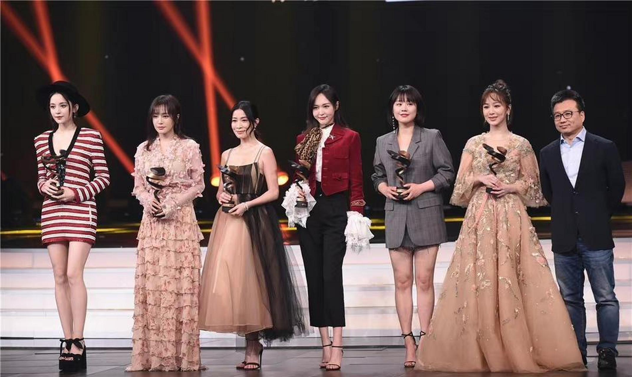 网友:唐嫣和娜扎官方身高都是172,这一张图看起来谁更高呢?