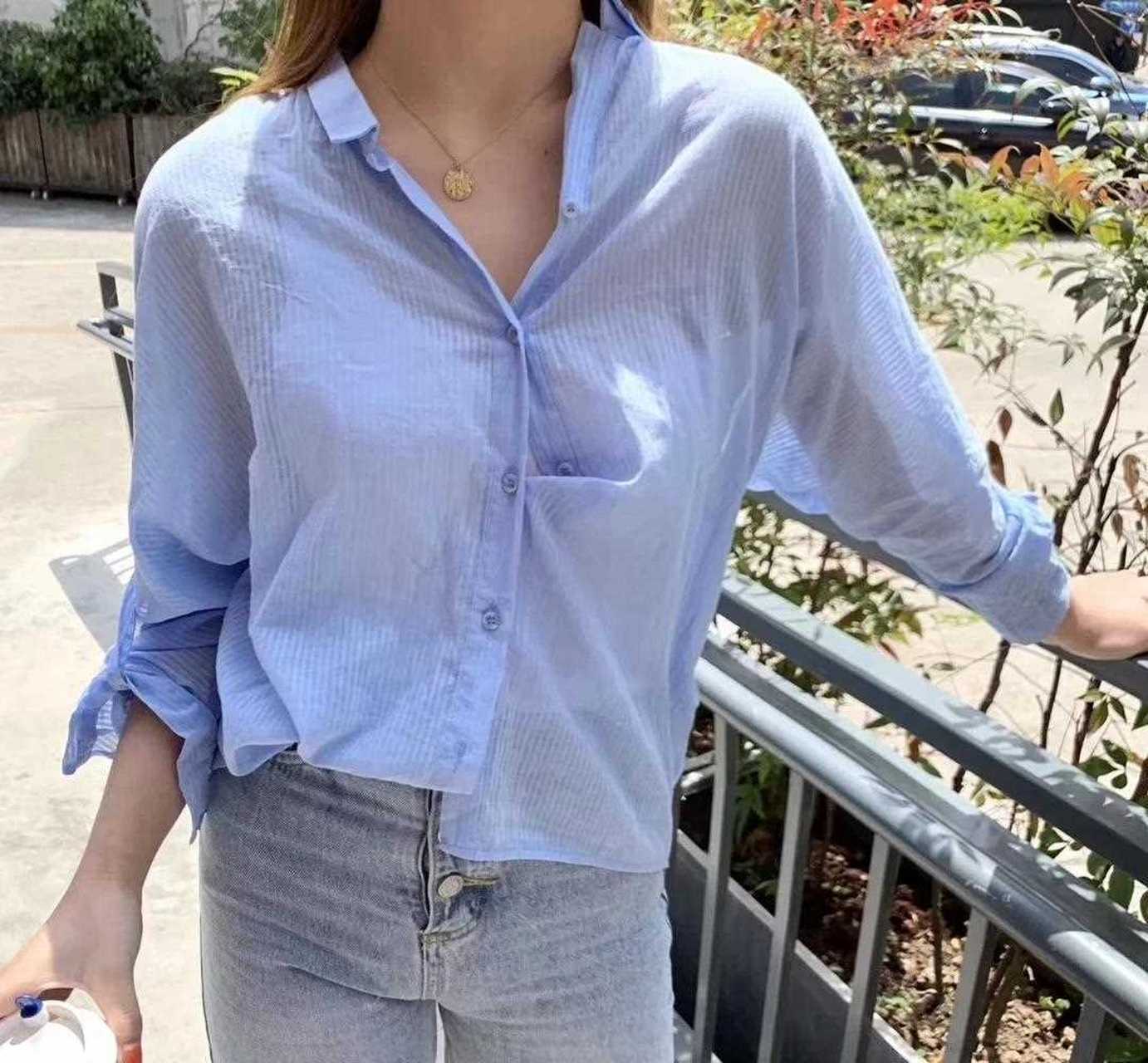 第四种:纽扣错位系法  这个方法比较简单,就是扣错扣子法,估计你的七