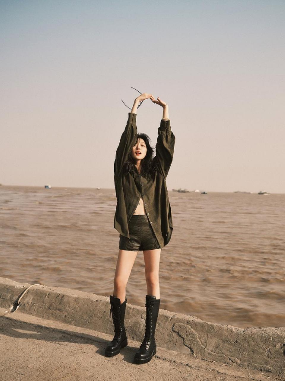 演员孙千演绎bally 春夏女士军绿色麂皮衬衫,惬意迎风而起,洒脱自在