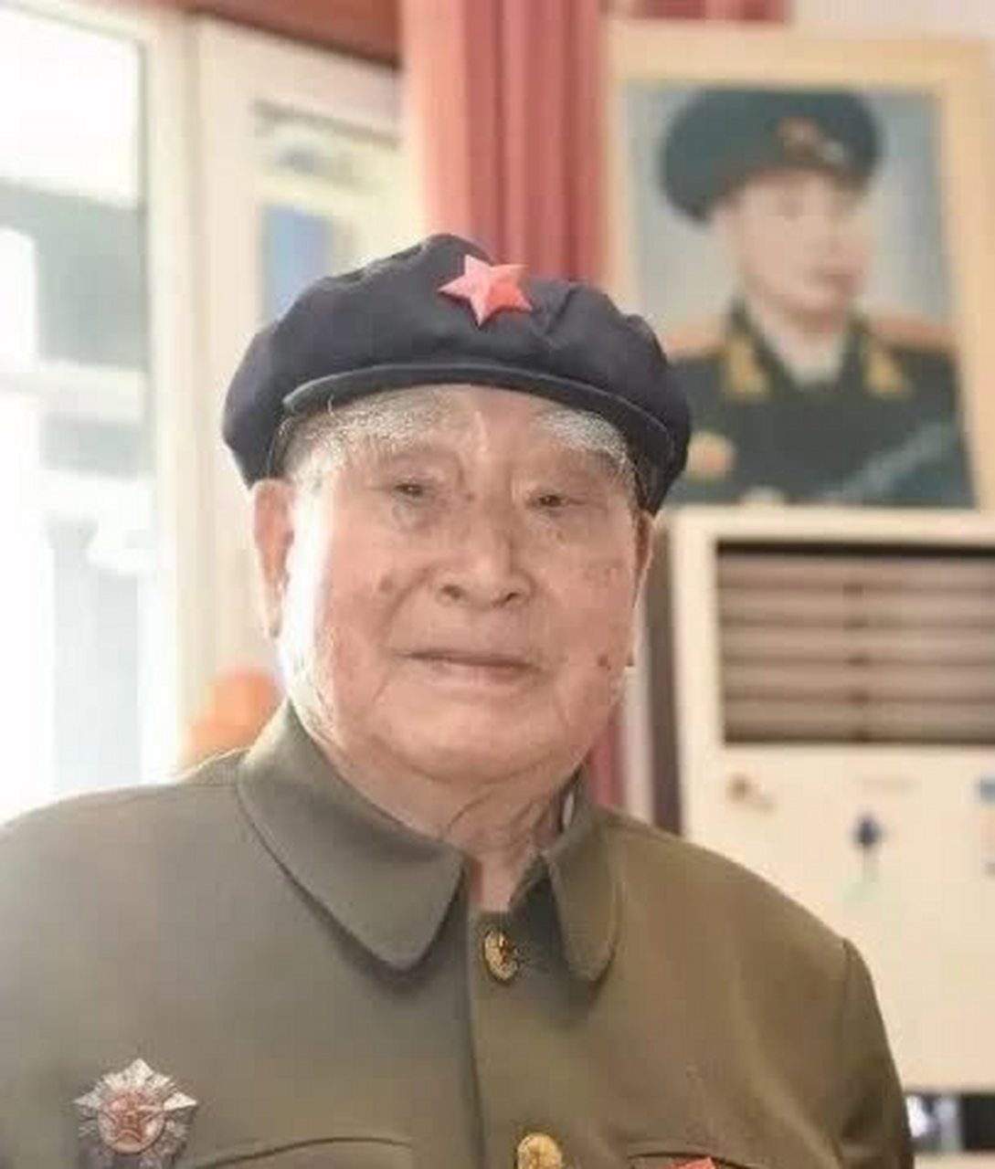 " 八路军战士秦光中弹倒地. 两个叛徒来补刀了. 秦广低声喝道.