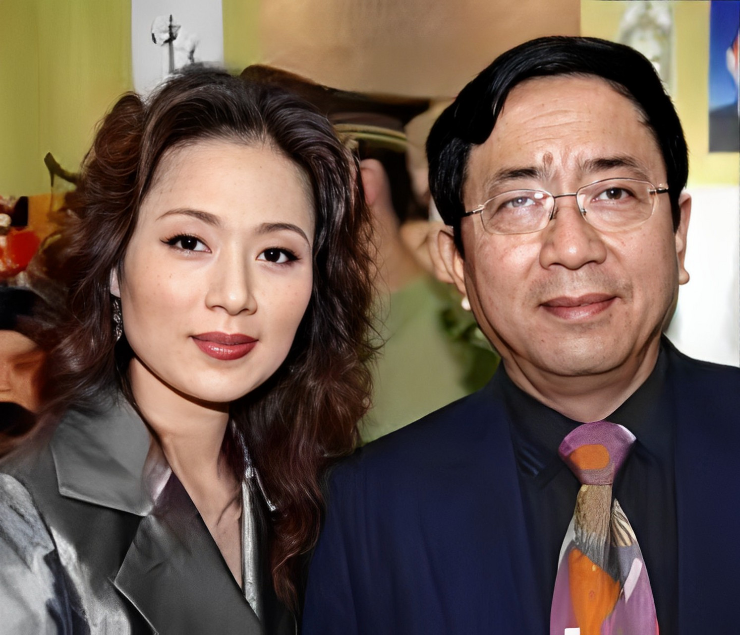 1992年,大名鼎鼎的作家·余秋雨不顾妻子李红的苦苦哀求,结束了长达14