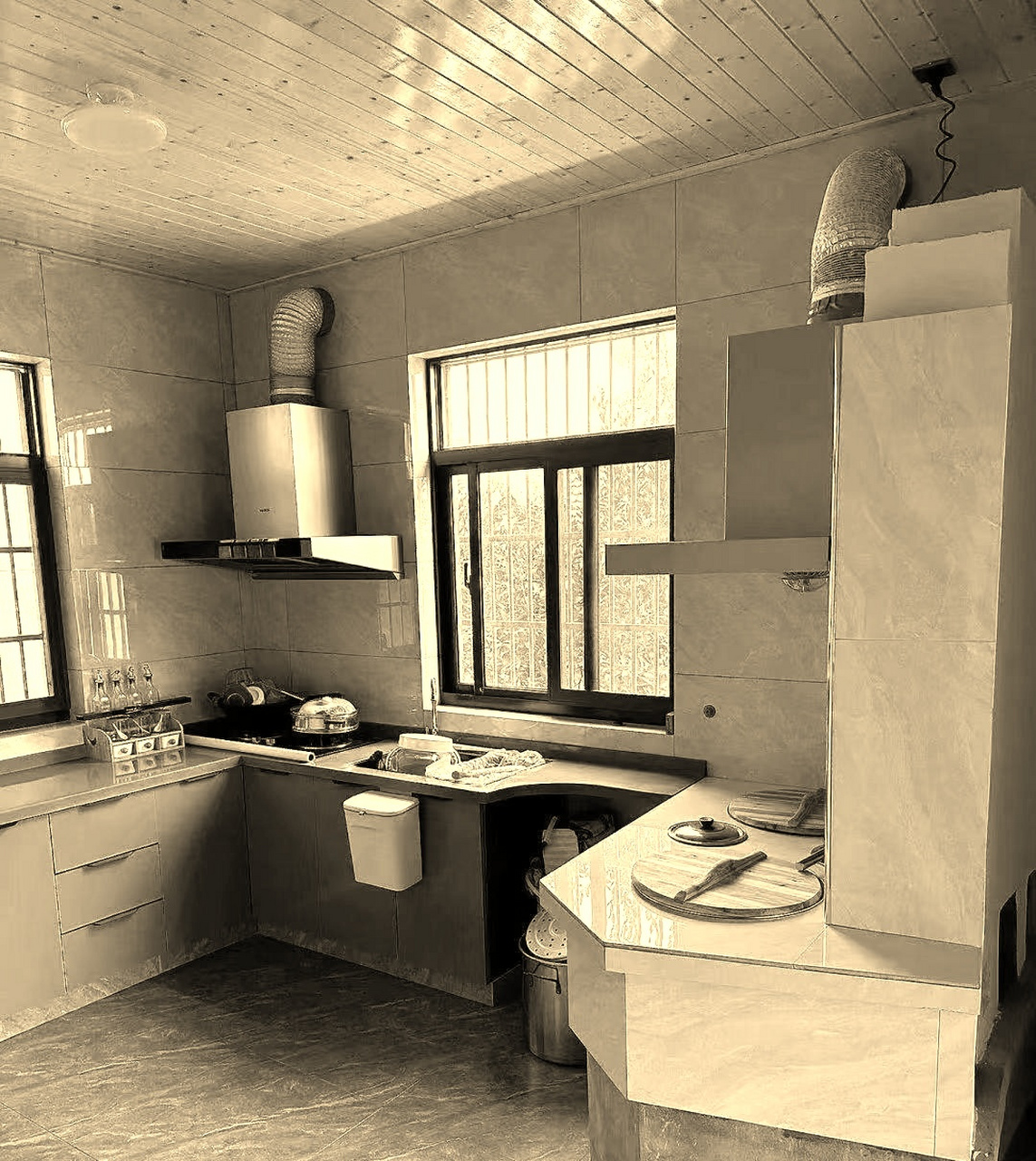 农村的厨房确实大啊,但是这个灶台按在拐角处我真的不懂