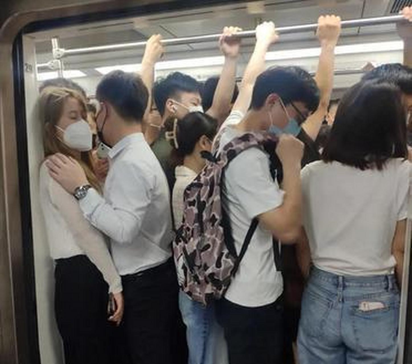 北京的地铁比日本东京的拥挤吗