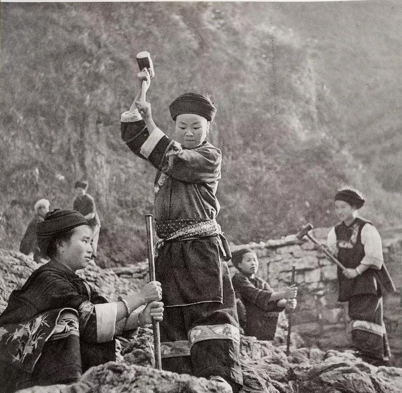 湘西土家族水田公社毛坪大隊社員開展"農業學大寨"運動,建設社會主義